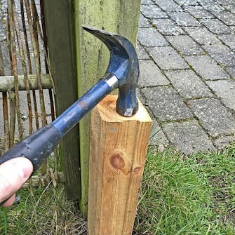 Tukipuut aidan tolplle Tukipuut aidan tolplle